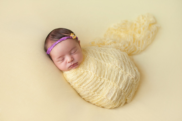 Śpiąca dziewczynka noworodek pieluchy w żółty - Zdjęcie, obraz