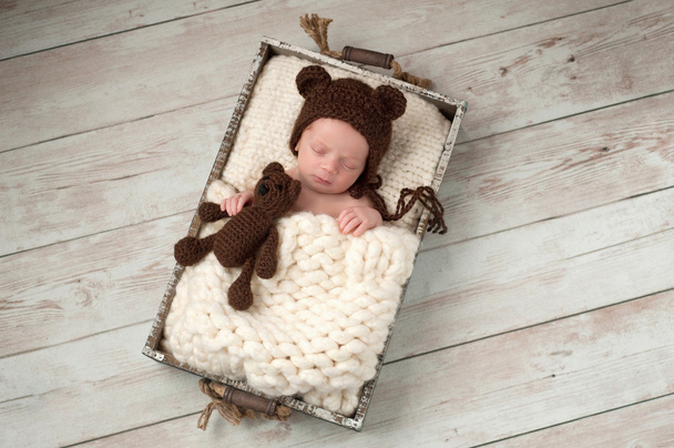 Bebé recién nacido con sombrero de oso y juguete de oso de peluche
 - Foto, imagen