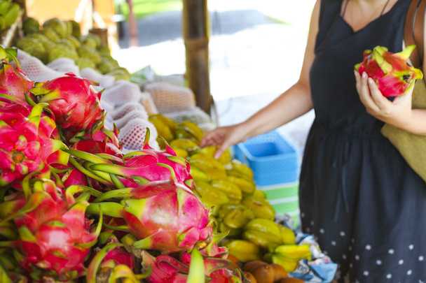 Mujer eligiendo frutas en el mercado de frutas al aire libre
  - Foto, Imagen