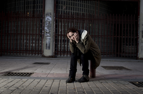 mujer sola en la calle sufriendo depresión buscando triste desesperado e indefenso
 - Foto, Imagen