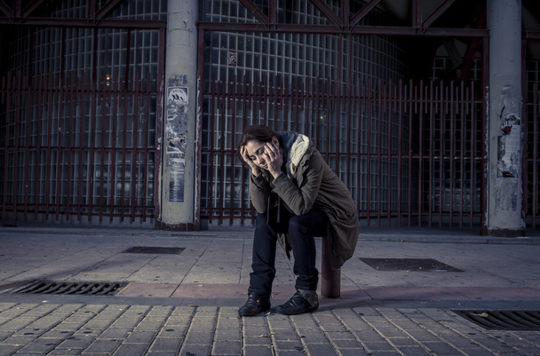 nő egyedül utcai szenvedés depresszió látszó szomorú elkeseredett és tehetetlen - Fotó, kép