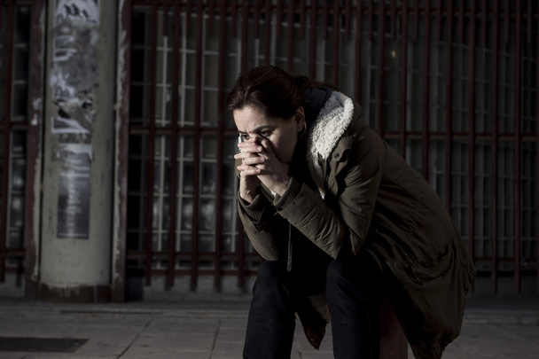 mulher sozinha na rua sofrendo depressão olhando triste desesperado e indefeso sentado sozinho em sujo escuro fundo urbano
 - Foto, Imagem
