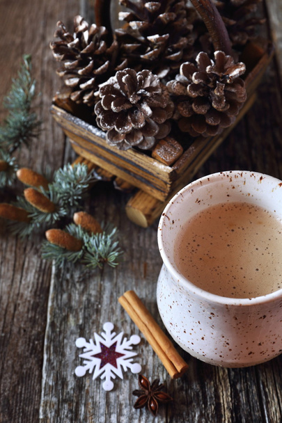 Noworoczny nastrój: mleko do kawy i sosna szyszki - Zdjęcie, obraz