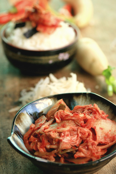 Rabanete Kimchi com arroz cozido no vapor
 - Foto, Imagem