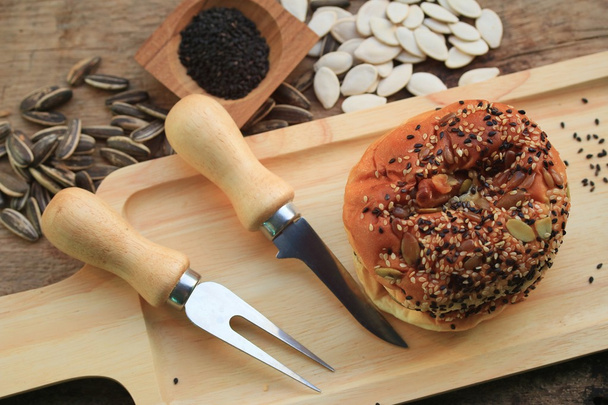 Hele tarwe brood met zwarte sesam - Foto, afbeelding