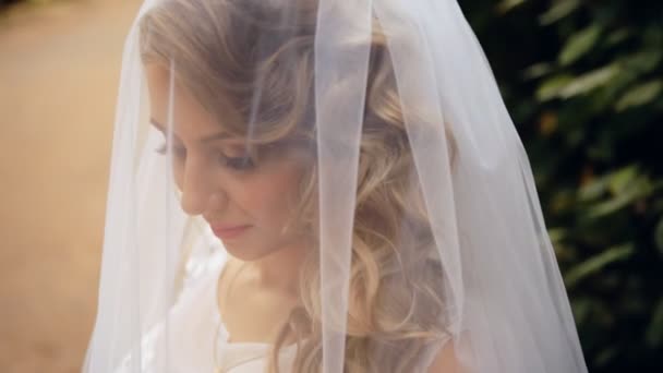Nevěsta nosí závoj ve tváři zblízka v pomalém pohybu - Záběry, video