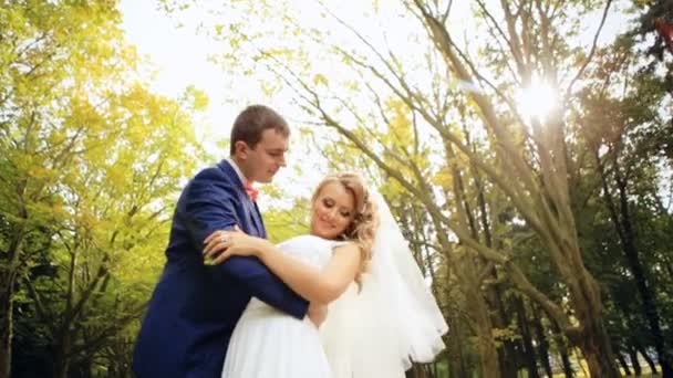 Piękna para w parku strzał w zwolnionym tempie bliska - Materiał filmowy, wideo
