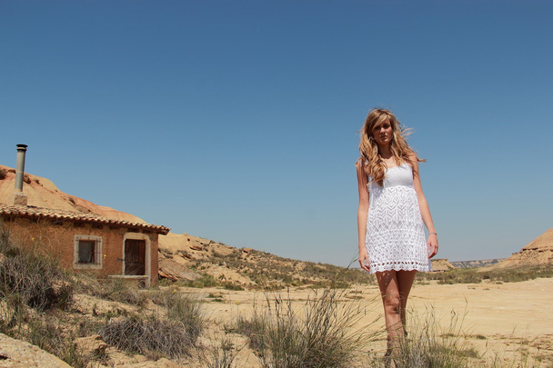 Chica en el desierto
 - Foto, Imagen