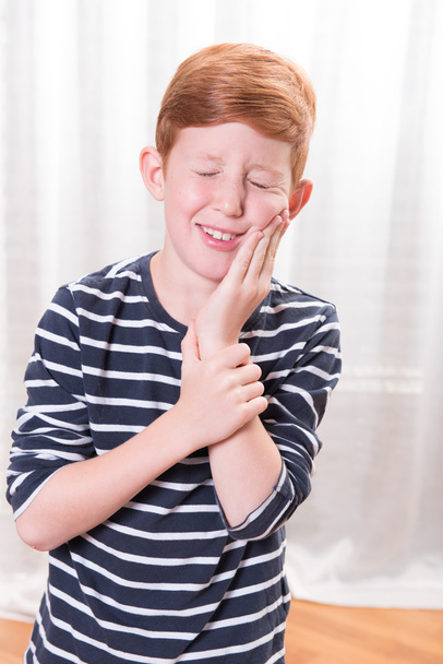Portriat kleiner Junge mit Zahnschmerzen - Foto, Bild