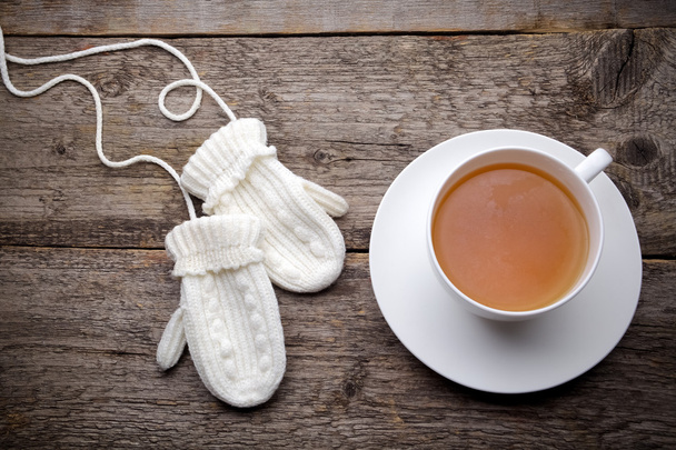 Cup of tea with gloves - Фото, изображение