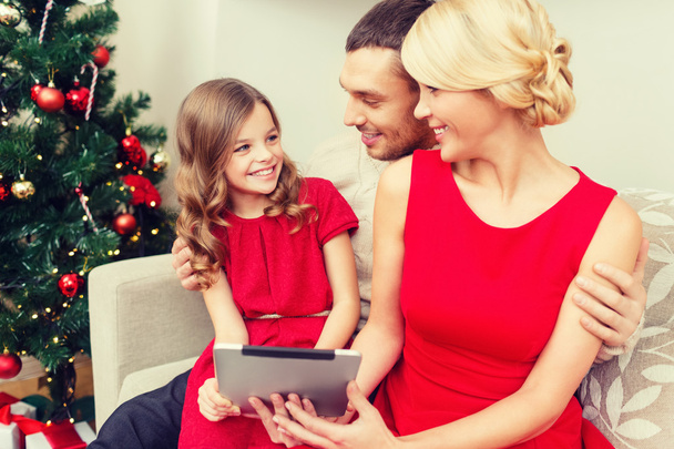 smiling family with tablet pc - Fotoğraf, Görsel