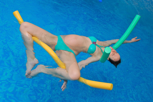 Yoga acuático para mujeres embarazadas
 - Foto, Imagen
