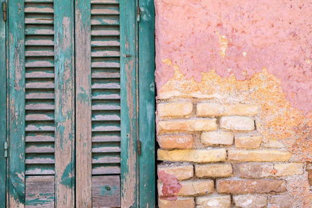 eski tuğla bir duvar ve pencere ile kapamak - Fotoğraf, Görsel
