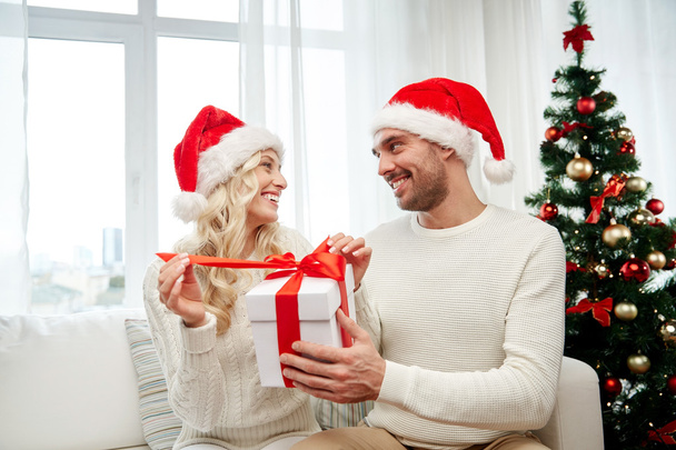 happy couple at home with christmas gift box - Zdjęcie, obraz