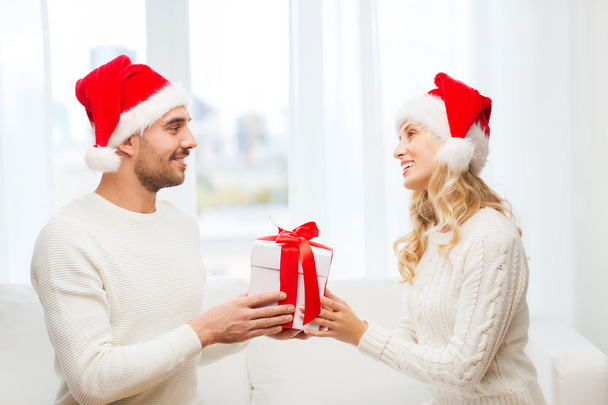 happy couple at home with christmas gift box - Valokuva, kuva