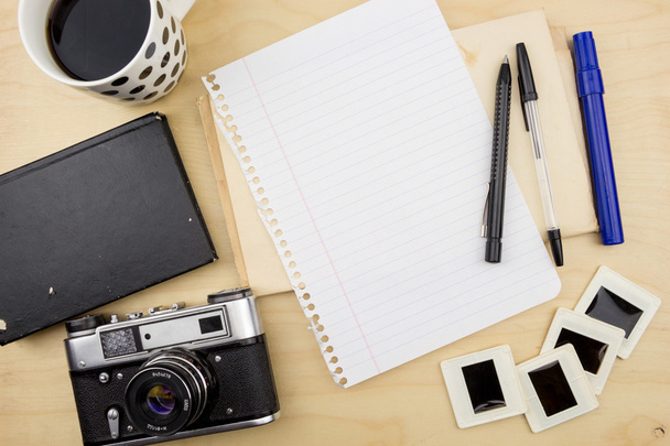 Стара камера, чашка кави, порожня нота, ручка і прозорі слайди
 - Фото, зображення