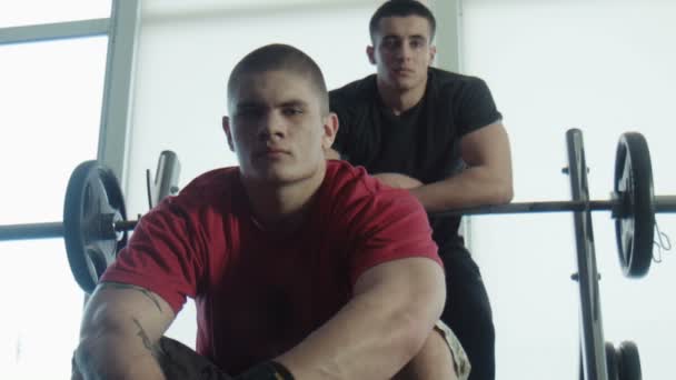 Δύο bodybuilders κοιτάξτε στην κάμερα - Πλάνα, βίντεο