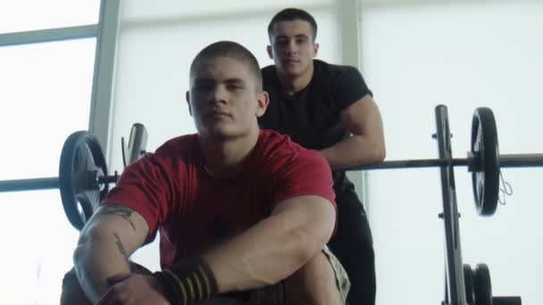 Deux bodybuilders regardent dans la caméra
 - Séquence, vidéo