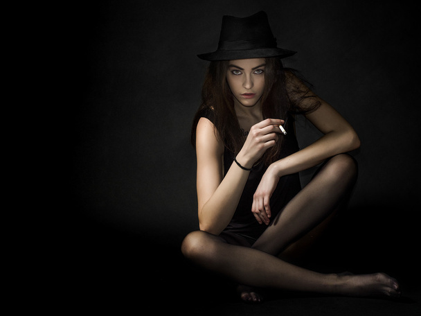 Beautiful and transgressive girl portrait sitting and smoking ci - Foto, Bild