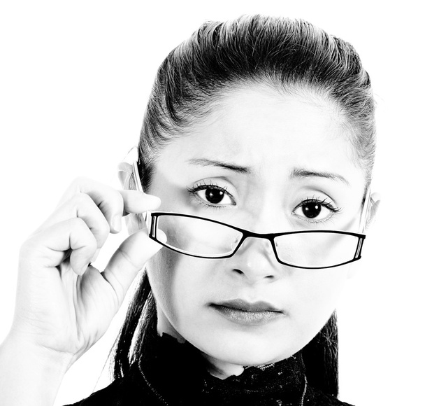 Inquiet et intelligent regardant femme portant des lunettes
 - Photo, image