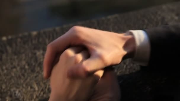 Varovasti kytketty kädet vastaaviopari vihkisormukset sormella laukaus hidastettuna lähikuva
 - Materiaali, video