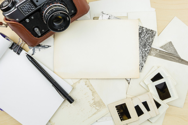 Παλιά κάμερα, σημειωματάριο και στυλό στη στοίβα φωτογραφίες και διαφάνειες διαφάνεια - Φωτογραφία, εικόνα