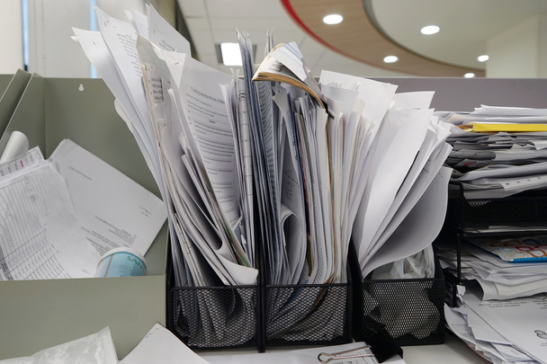 muitos documentos no escritório
 - Foto, Imagem