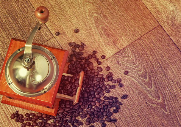 豆とビンテージの手動コーヒー グラインダー - 写真・画像