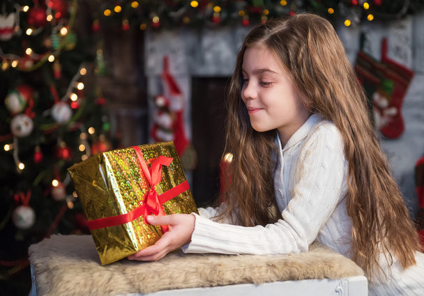 Дівчина з різдвяною подарунковою коробкою
 - Фото, зображення