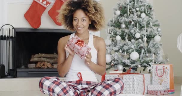 nő gazdaság karácsonyi ajándék - Felvétel, videó