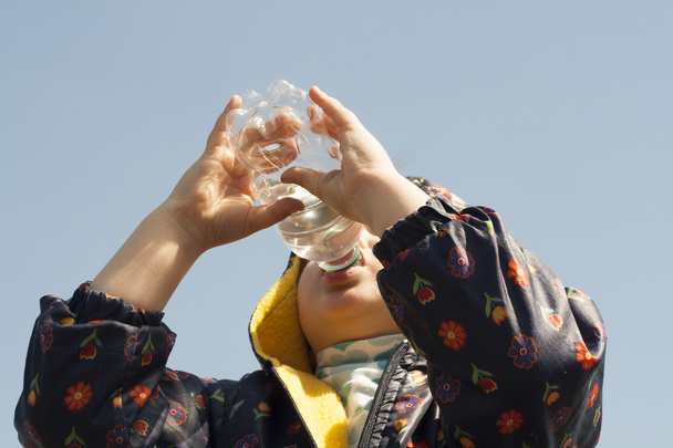 El niño bebe agua
 - Foto, imagen