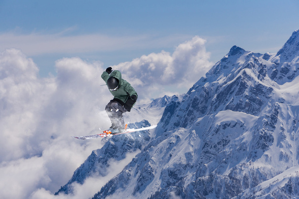Létající lyžař na horách. Extrémní sport. - Fotografie, Obrázek