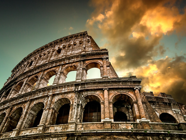 Kolosseum in Rom mit Himmel im Hintergrund - Foto, Bild