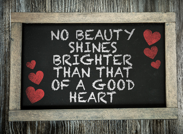 No Beauty Brighter Brighter Good Heart sulla lavagna
 - Foto, immagini