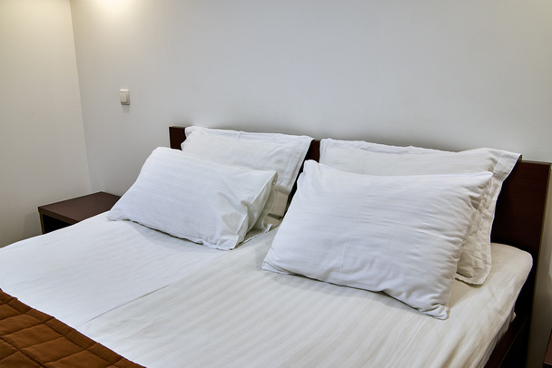 Doppelbett im Schlafzimmer - Foto, Bild
