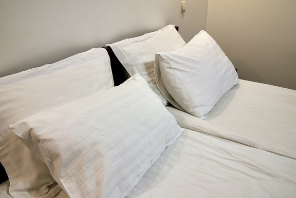 Двуспальная кровать в спальне
 - Фото, изображение