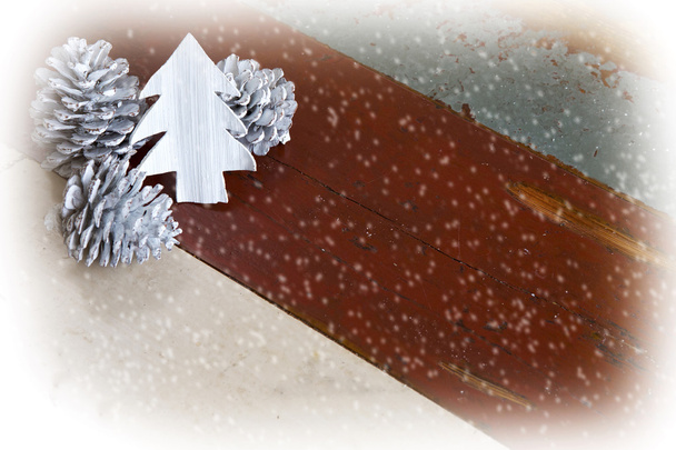 ξύλινο χριστουγεννιάτικο δέντρο με λευκό pinecones - Φωτογραφία, εικόνα