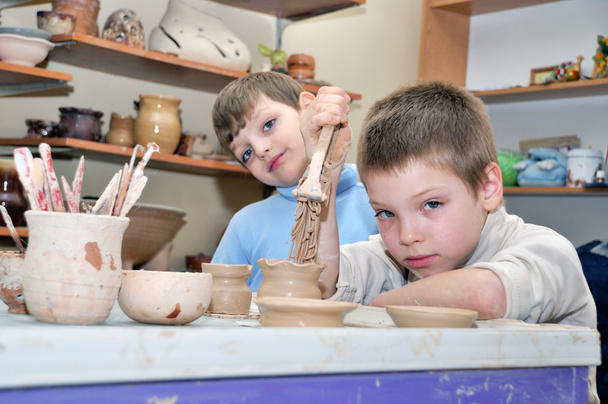 Children shaping clay in pottery studio - Foto, Imagen