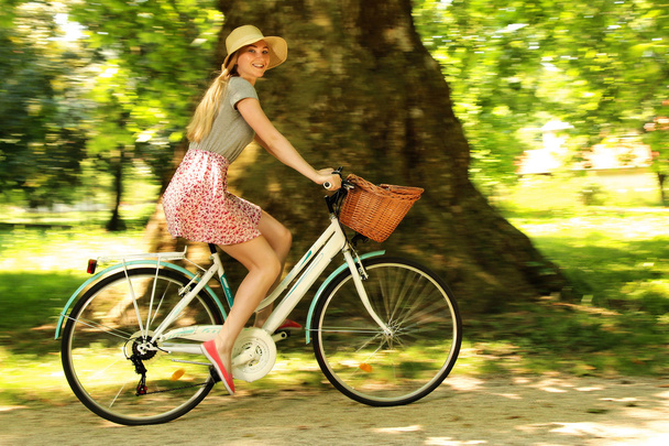 Mädchen auf dem Fahrrad - Foto, Bild