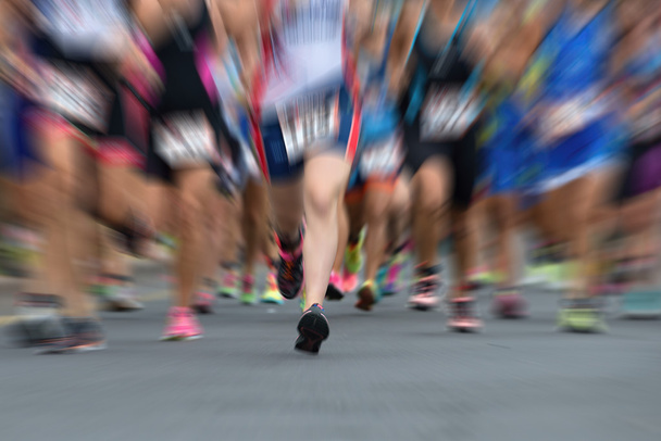 Maratoneti in gara, astratti
 - Foto, immagini