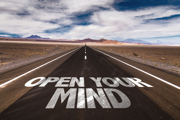 Ανοιχτό μυαλό σας γραμμένο στον δρόμο - Φωτογραφία, εικόνα