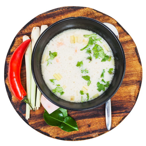 nad zobrazením thajská polévka Tom yam v misce na palubě - Fotografie, Obrázek