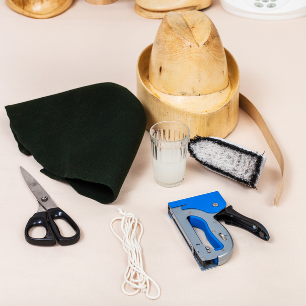 войлочный капюшон, деревянный манекен и инструменты для обработки
 - Фото, изображение