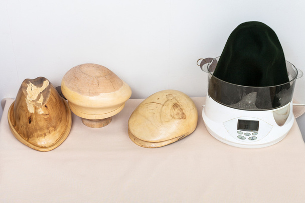 blocos de chapéu de madeira feitos para moldar chapéus de feltro
 - Foto, Imagem