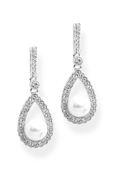 Boucles d'oreilles avec perles et diamants isolés sur blanc
 - Photo, image