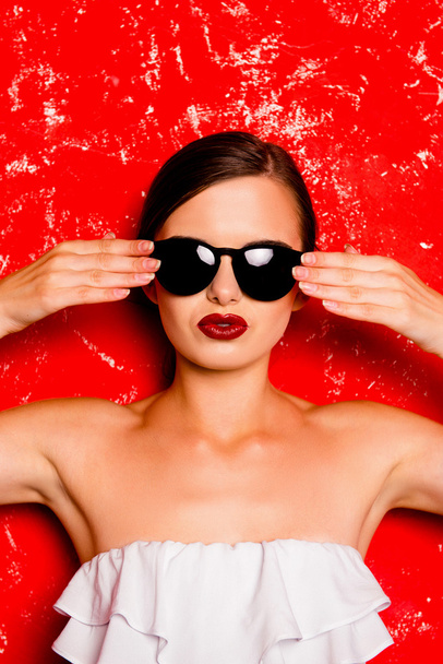 Neşeli kızla göz alıcı kırmızı ba karşı havalı gözlükler - Fotoğraf, Görsel