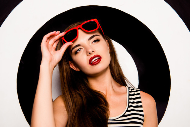 Glamorosa chica confiada sosteniendo gafas contra el fondo
  - Foto, imagen