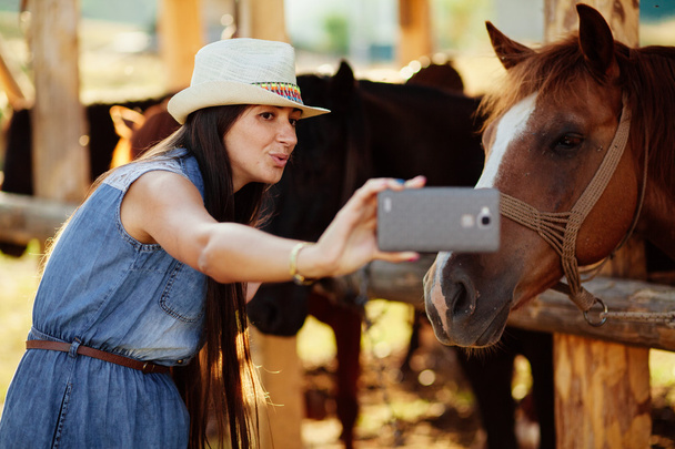 foto selfie con caballo
 - Foto, Imagen