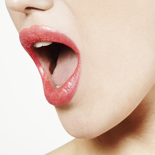 bocca aperta con labbra rosa
 - Foto, immagini