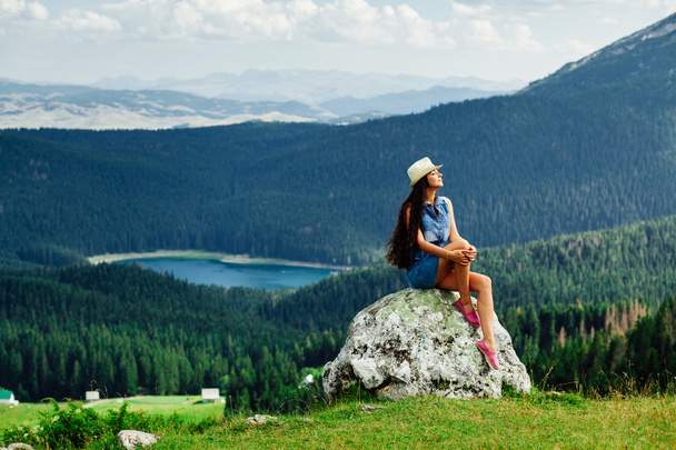 žena si odpočiňte na vrchol hory s výhledem na malebné - Fotografie, Obrázek